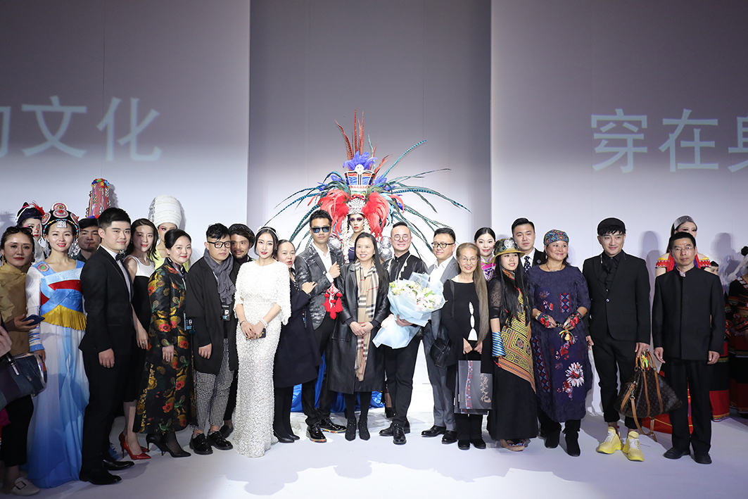 【传承】2019中国国际时装周金色大厅首秀：张珂嘉《穿在身上的文化》普洱专